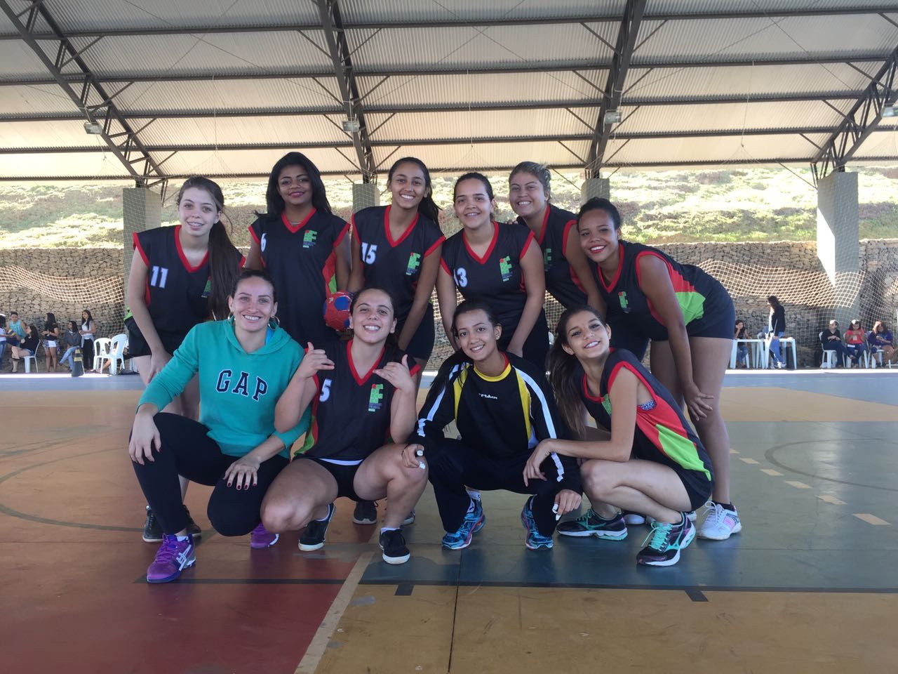 Professora Fernanda Cruvinel e a equipe feminina de Futsal